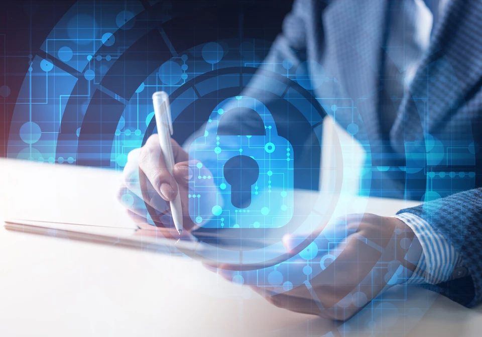 Homme d'affaires en costume écrivant avec un stylo sur tablette tactile dans un environnement professionnel intérieur