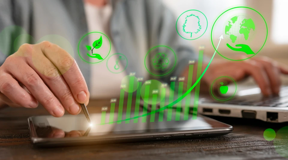 Bureau avec clavier d'ordinateur blanc, souris sans fil blanche, sac shopping kraft et &eacute;tiquette prix sur surface bois fonc&eacute;