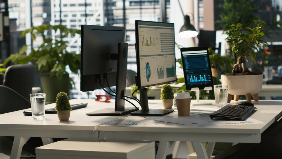 construction, rénovation, technologie, électricité et concept humain - constructeur avec tournevis à l'intérieur