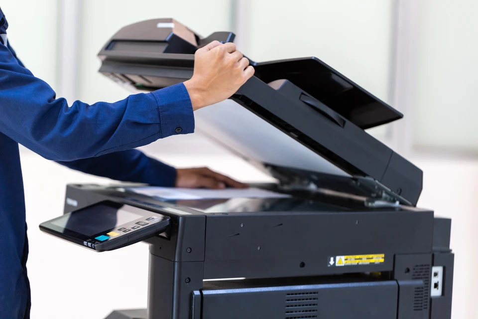 Bureau professionnel avec équipements technologiques modernes disposés sur surface en bois