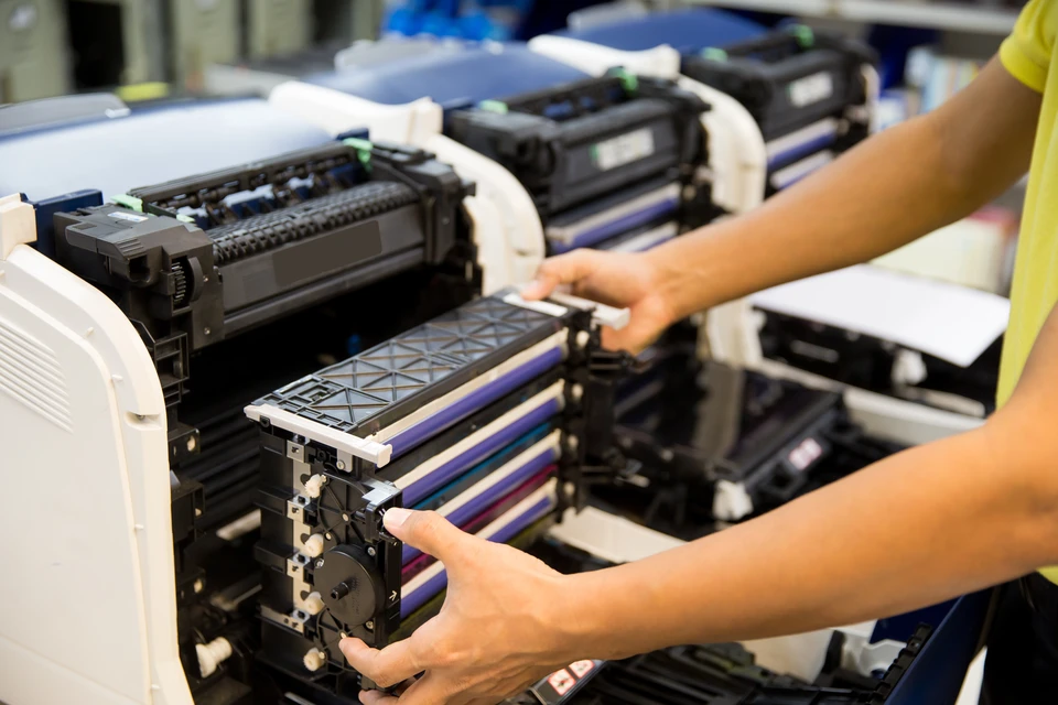 Femme souriante utilisant smartphone dans café ou bureau, gobelet à emporter sur table avec ordinateur portable
