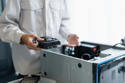 travail &agrave; la main, smartphone et ordinateur portable sur bureau en bois sur fond londres