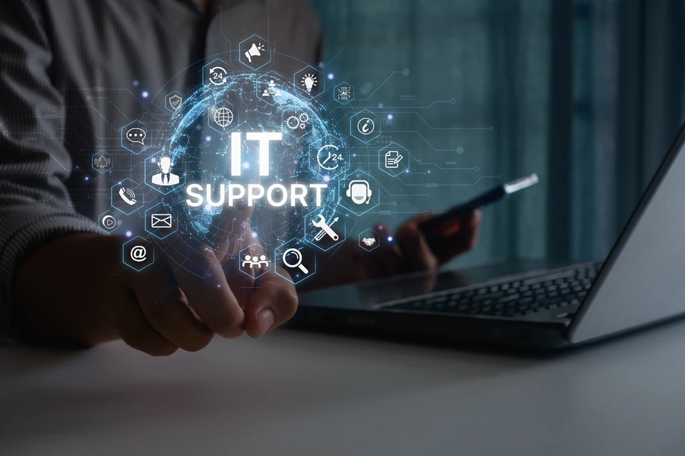 Joyeuse jeune femme utilisant un ordinateur portable assis au bureau pour écrire des notes en regardant le webinaire, en étudiant en ligne, en regardant l'écran d'ordinateur pour apprendre des cours sur le web ou en ayant un appel virtuel pour se rencontrer à distance en travaillant à domicile