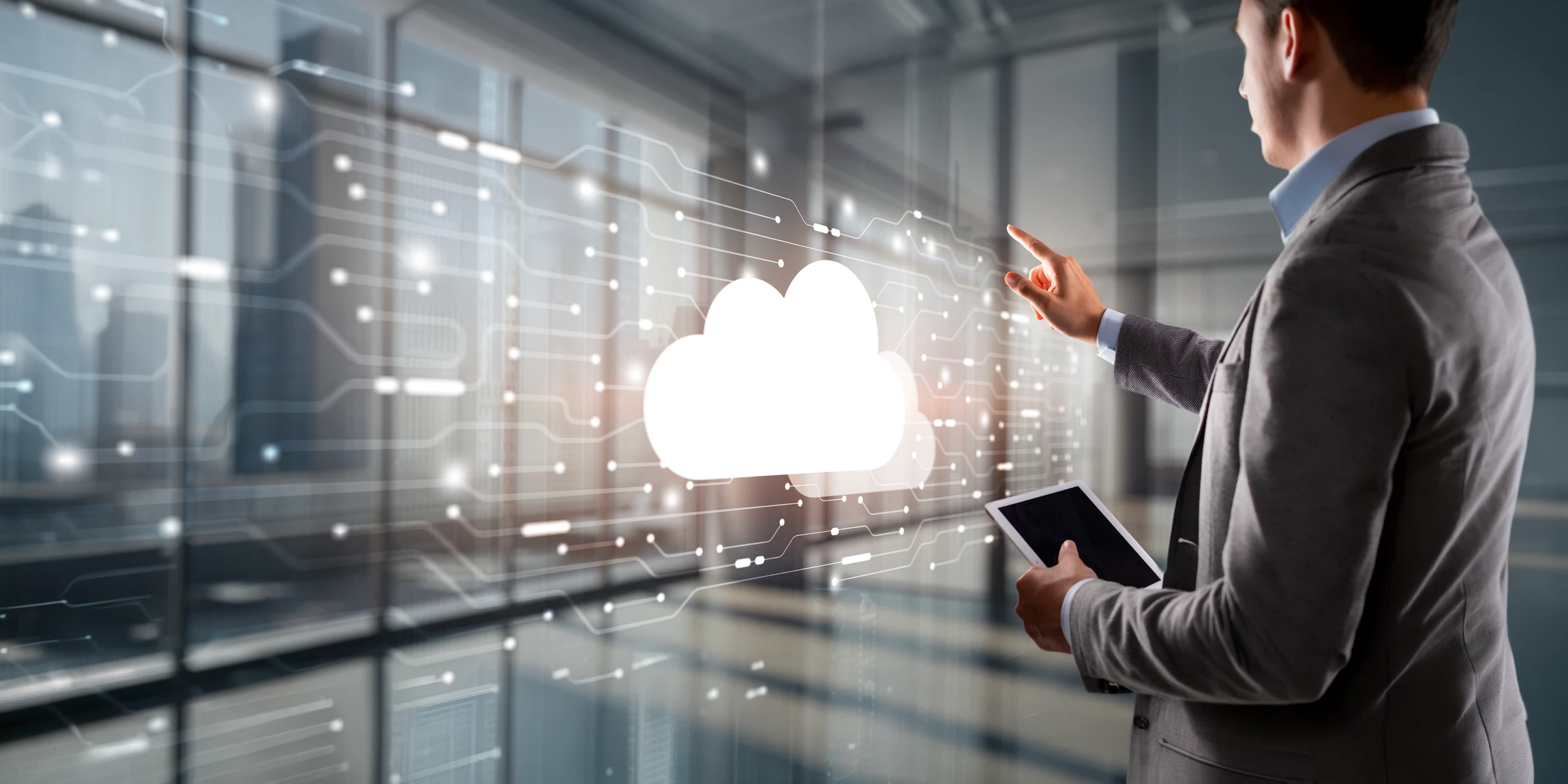 Intérieur de bar ou brasserie avec serveur préparant une bière pression