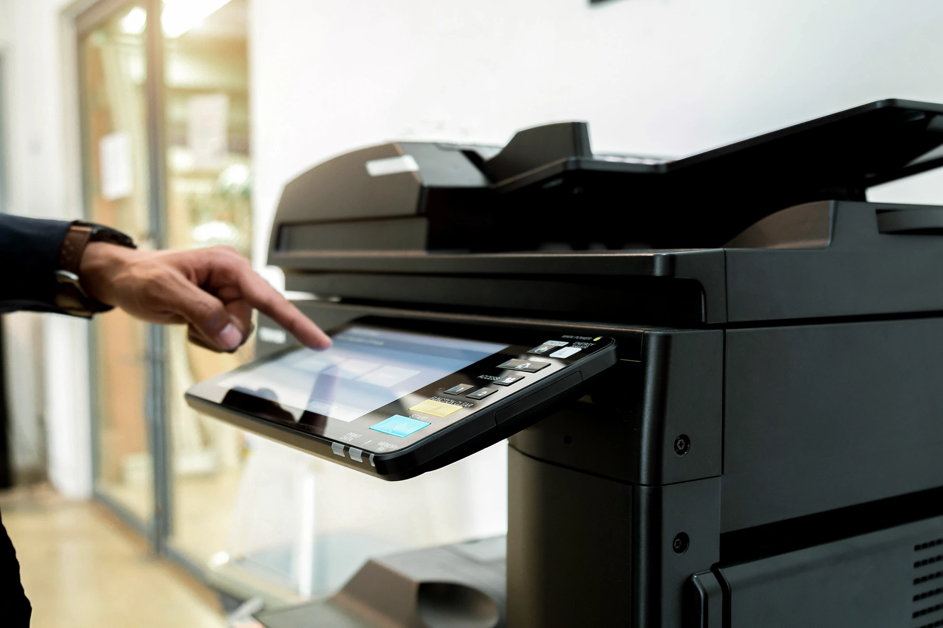 Équipement de remise en forme sur fond noir avec espace pour copie