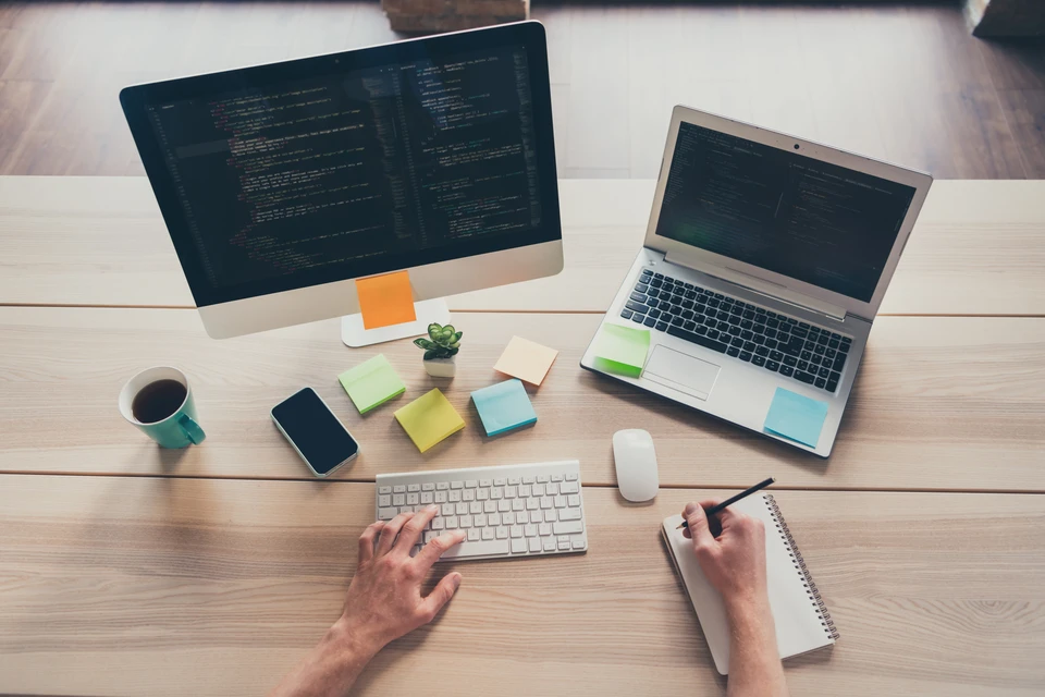 Personne en costume utilisant un ordinateur portable dans un environnement professionnel intérieur