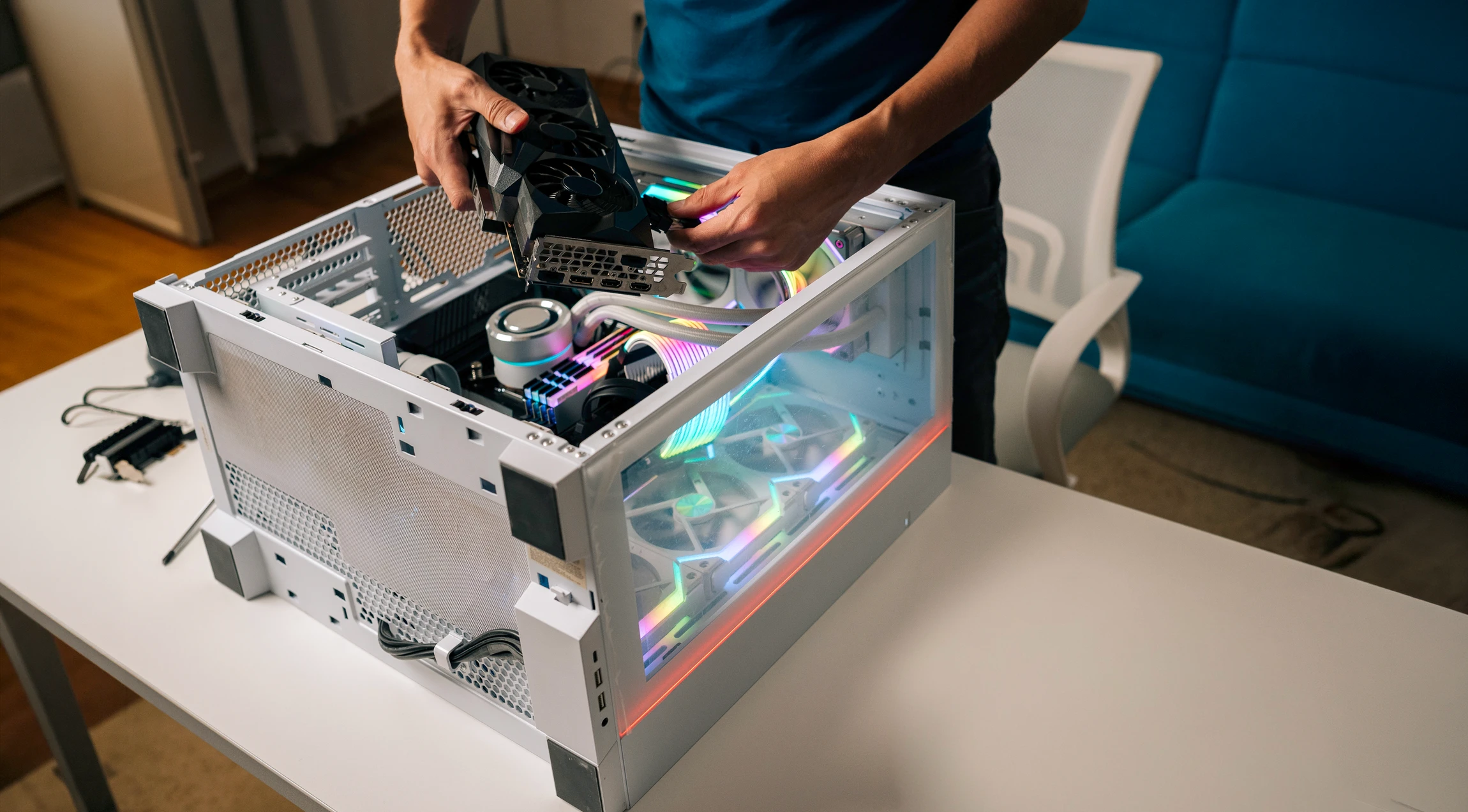 Mains tapant sur clavier d'ordinateur noir, doigts positionnés sur touches en action de frappe