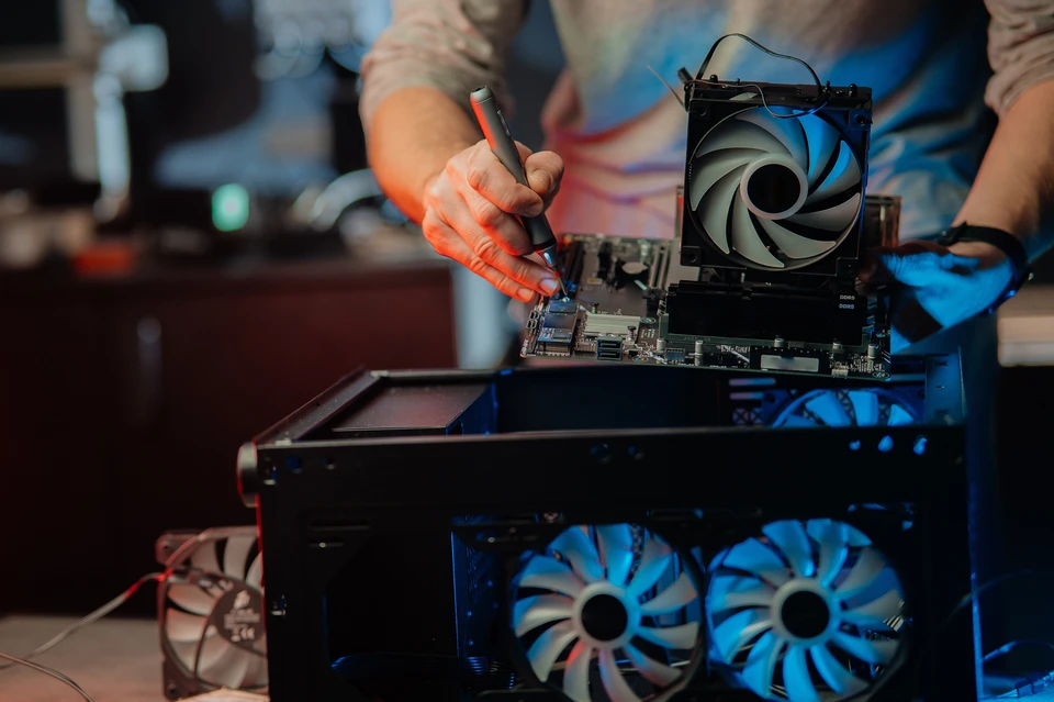 Intérieur de bar ou brasserie avec serveur préparant une bière pression