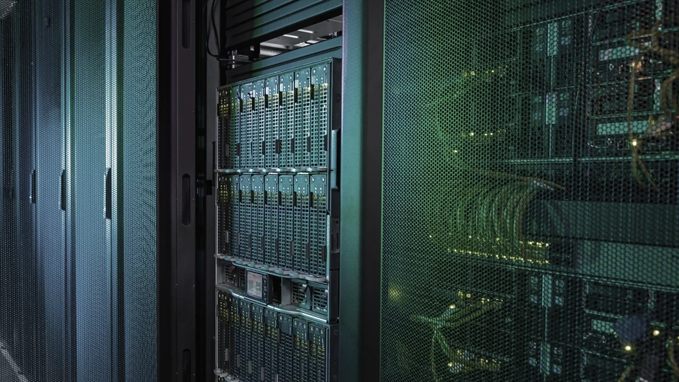 Bureau moderne avec ordinateur portable argent&eacute; ouvert, tasse de caf&eacute; vert menthe et carnets empil&eacute;s sur surface blanche